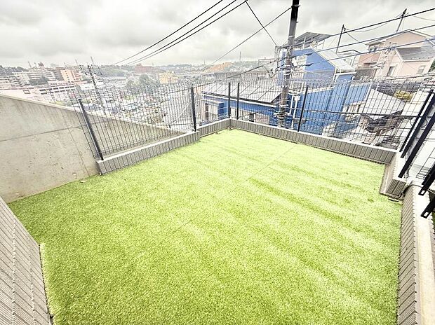 【庭】B号棟 ■暮らしに潤いを与える、緑が取り入れられた住まいです