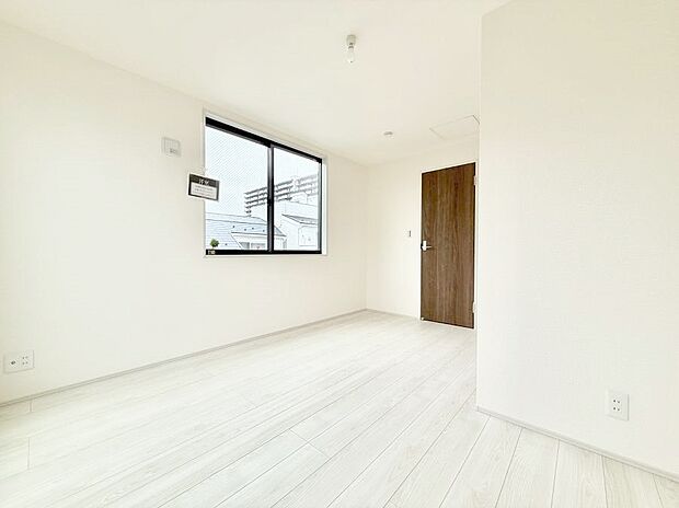 【リビング以外の居室】1号棟 ■清潔感あふれるお部屋で毎日を快適に過ごせます