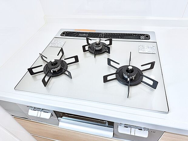 【3口ガスコンロ】■３口コンロのシステムキッチンで料理の手順もスムーズに
