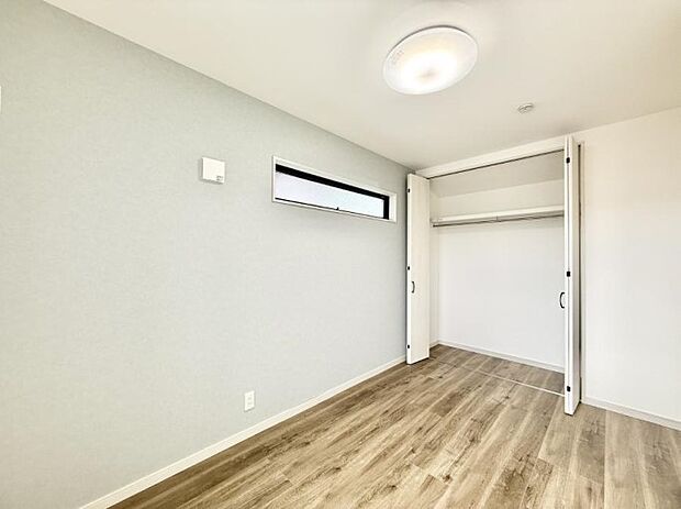 【寝室】1号棟 ■窓の配置や通気性の良い設計で部屋の空気がこもらず、常に新鮮な空気が流れます