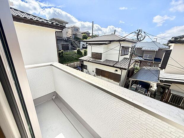 【バルコニー】1号棟  ■ 朝のコーヒーや夜の星空を楽しむ、癒しの場所