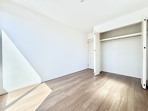 【リビング以外の居室】A号棟 ■落ち着いた色合いのお部屋で穏やかな時間を楽しめます