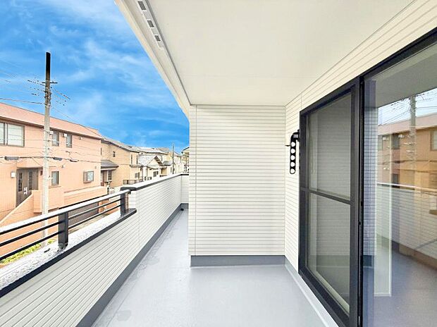 【バルコニー】1号棟 ■ 空を眺めながら、ほっと一息つける特別な空間