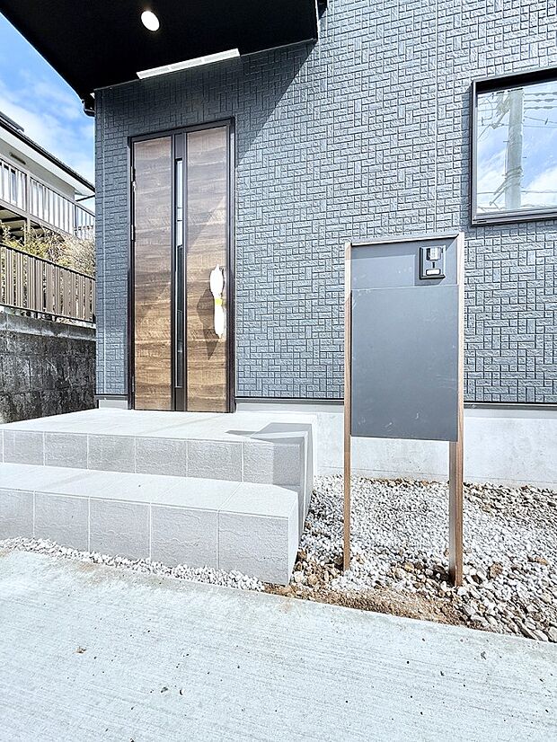 【玄関】1号棟 ■ シンプルで美しく、住まいの第一印象を彩る玄関です