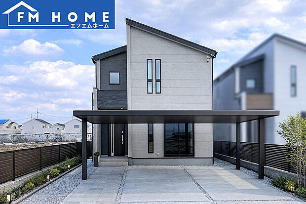 ■２号棟・外観写真■
自然光によく映える外観デザイン。日々の暮らしに明るさと落ち着きをもたらします。※エクステリアおよび車両はCGによるイメージです。有償オプションで設置可能です。