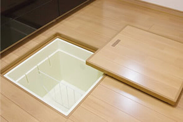 【床下収納庫】1階床下の点検口を兼ねた便利な床下収納庫は深型タイプ。保存食としても利用できる缶詰や味噌などの収納がおすすめです。ほかにも漬物やお酒など、長持ちする物を収納するスペースとして活用できます。