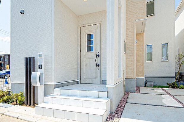 【エントランス】家族を迎えてくれるエントランスは、プライパシーや安全にも配慮した設計で、日々の暮らしに彩りを与えてくれます。