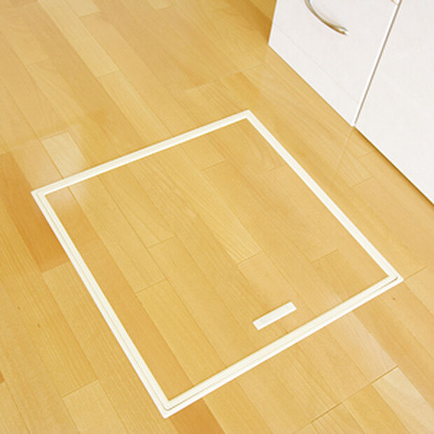 【床下収納】スペースを活用する収納法である「床下収納」。漬物や梅酒などの貯蔵場所として利用されることが多く、未開封の食品やビールといった飲料、缶詰などの収納にも便利です。デッドスペースを有効活用しやすく、使い勝手が良いのが特長です。