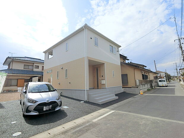 【前面道路含む現地写真】◆建物完成しているため、ご内覧いただけます。デザイン・目に見える設備面も大切ですが、耐震構造で地震に強い家の為、次代へ繋ぐ強固な住宅です。