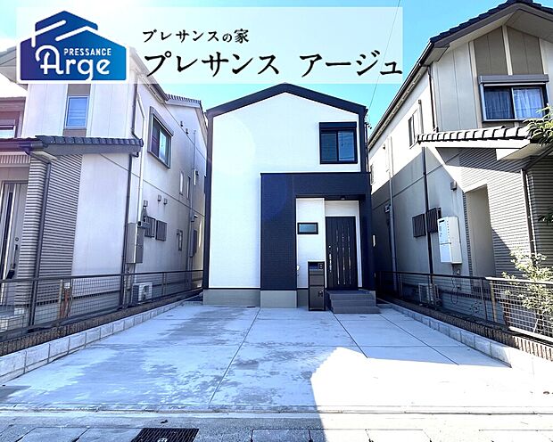 【現地写真】
ツートンカラーでまとめた外観デザインは落ち着いた印象。並列2台駐車可能で、マイカーライフを楽しめます(車種による)。/2025年10月撮影