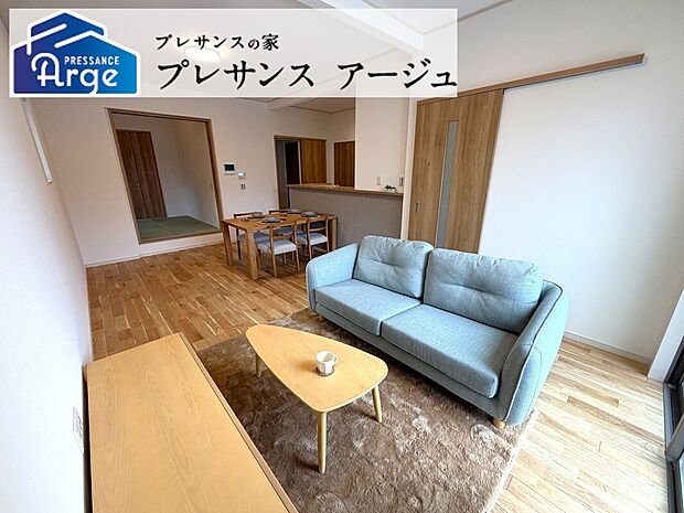 【2号地/LDK】約17帖のリビングは無垢材のフローリングを採用。柔らかい温もりを感じられます。シンプルな内装のため、お好みのインテリアをお楽しみいただけます。/2026年9月撮影