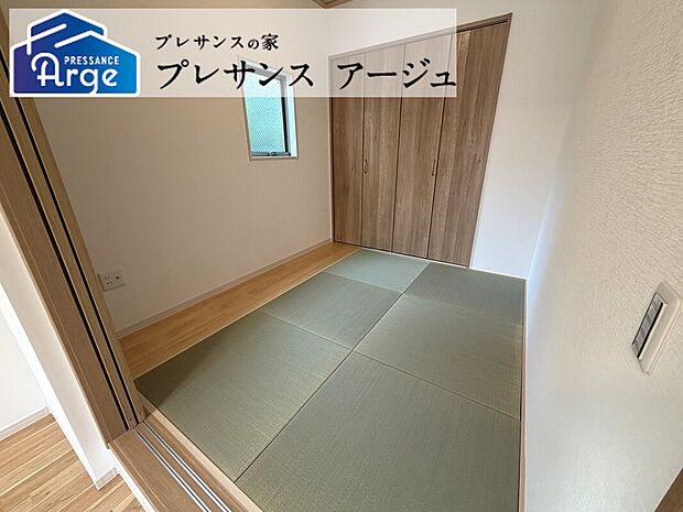 【2号地/和室】リビングに隣接する約3.7帖の和室。和洋どちらのインテリアにも馴染む、縁なし畳を採用しています。/2026年9月撮影