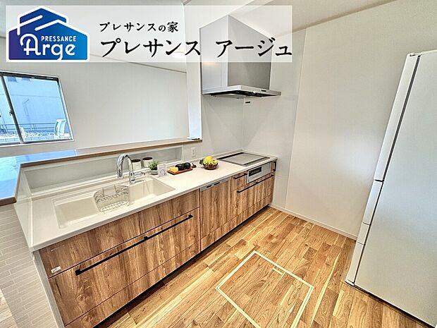 【7号地/キッチン】 対面仕様のキッチンで、調理中もご家族やゲストとの会話が弾みそうです。/2025年11月撮影