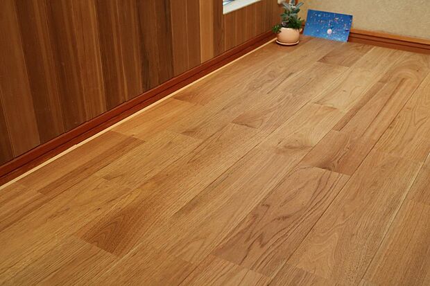 【素足でも暖かい、無垢材のクルミフローリング】フローリングでは広葉樹としては柔らかめの材料で、歩く衝撃を吸収してくれるため、とても快適な歩き心地を提供してくれます。また温度変化・湿度変化に強く、耐熱性もある素材です。素足で触れたときは、柔らかいぬくもりを感じることができます。また素朴で暖かみのある雰囲気を醸し出してくれます。