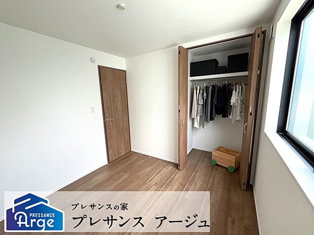 【3号地/洋室】全洋室のクロゼットには枕棚とハンガーパイプ付きです。お気に入りの衣類もシワにならずに収納できます。/2025年7月撮影