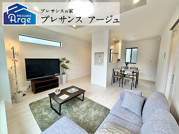 【3号地/LDK】プライバシーと開放感を兼ね備えた2階リビング設計です。バルコニーが隣接し、住空間をより広々と演出します。リビングに設置したカウンターは勉強や家事にも便利です。/2025年10月撮影