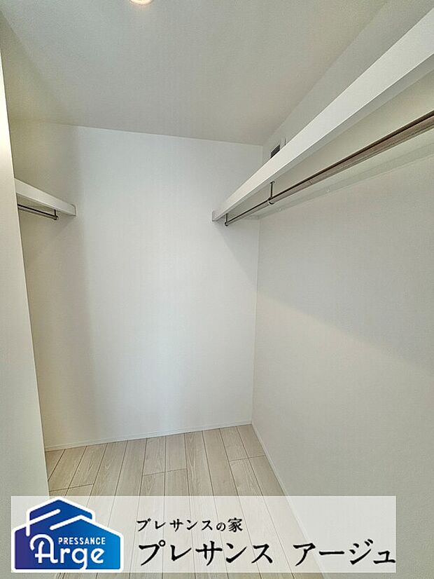 【WIC】一般的なクロゼットよりも広いため多くの衣類やアクセサリーなどを整理・収納しやすくなっています。/2025年9月撮影