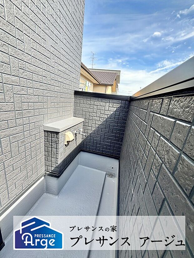 【バルコニー】水栓・防水コンセント付きでベランダの清掃やガーデニングに役立ちます。/2025年9月撮影