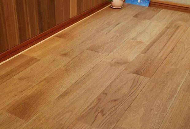 【素足でも暖かい、無垢材のクルミフローリング】フローリングでは広葉樹としては柔らかめの材料で、歩く衝撃を吸収してくれるため、とても快適な歩き心地を提供してくれます。また温度変化・湿度変化に強く、耐熱性もある素材です。素足で触れたときは、柔らかいぬくもりを感じることができます。また素朴で暖かみのある雰囲気を醸し出してくれます。