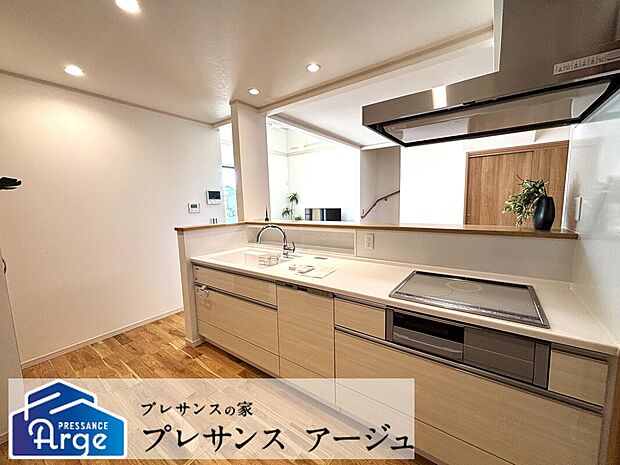 【 7号地/キッチン】食洗機や浄水器付きタッチレス水栓を標準採用！家事の負担を軽減し、ご家族や趣味の時間にゆとりが生まれます。/2026年6月撮影