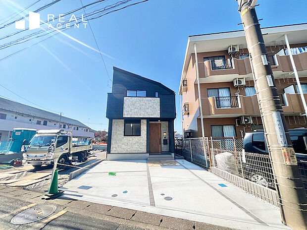 瀬谷駅徒歩約5分!車庫2台並列駐車が車種により可能です!