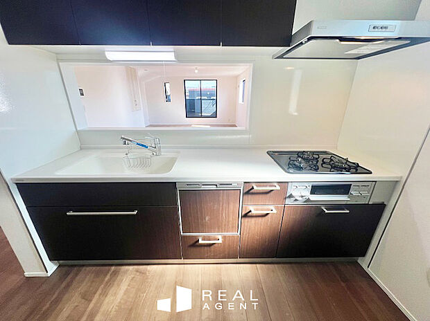 お料理作りのモチベーションを上げてくれる洗練されたデザインの生活感を感じさせないキッチンスペース。