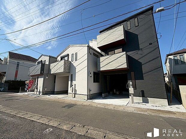 【現地外観】大型商業施設まで徒歩約6分とお買いものに便利な好立地!