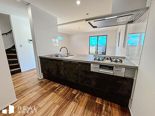 【キッチン(C号棟)】お料理好きな方に!開放的なキッチン。
明るさのおかげで、とっても爽やかな雰囲気です!