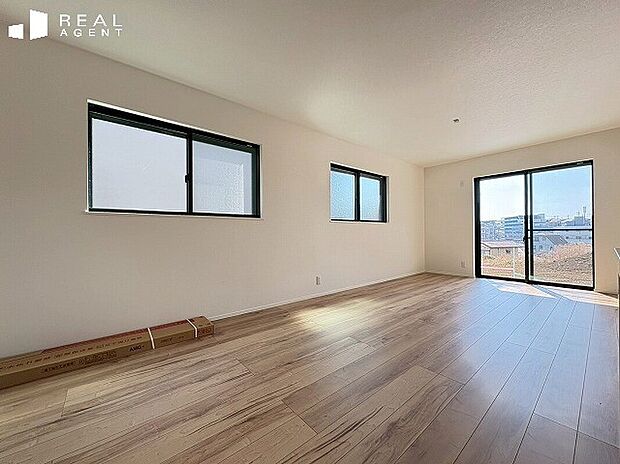 【リビング】19.0帖のLDKは陽当たりも良好。道路側、窓の外は開けているので青空が広がります。