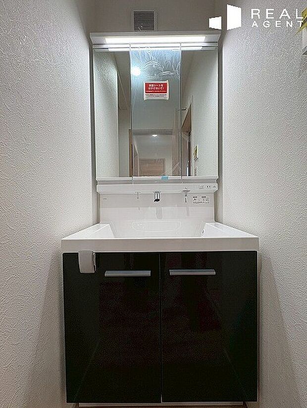 【パウダールーム】ハンドシャワー水栓付き洗面化粧台。
三面鏡でしっかり身支度！