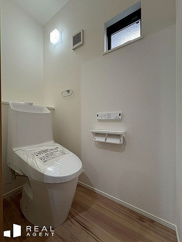 【トイレ】白を基調とした清潔感のある空間に仕上げられております◎