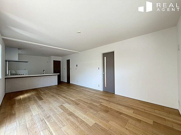 【リビング】陽だまりができるほどに明るいリビングです!シーリングファンでアクセントを加えてみるのもアリですね♪