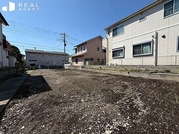 【 現地外観】スーパーや小学校が徒歩10分圏内に揃う閑静な住環境です。ファミリーにおすすめの物件です!