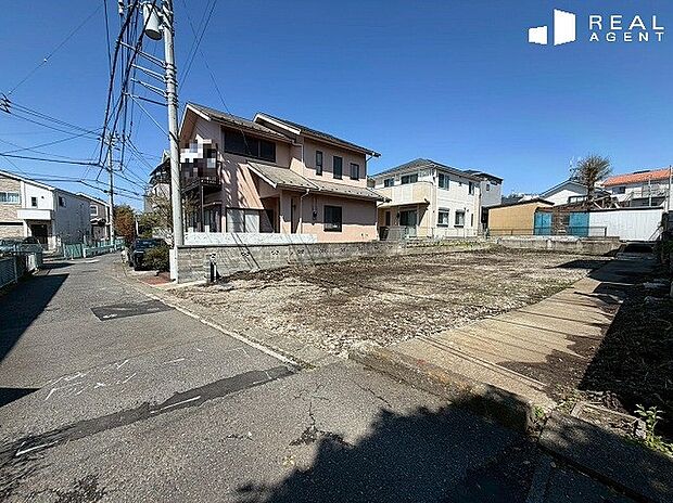 【 現地前面道路】前面道路の交通量も少なく、運転が苦手な奥様も、元気で危なっかしいお子様も安心・安全です♪