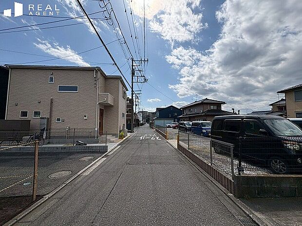 【現地前面道路】道路との高低差がございませんので、日々の荷物の運び入れも快適です♪