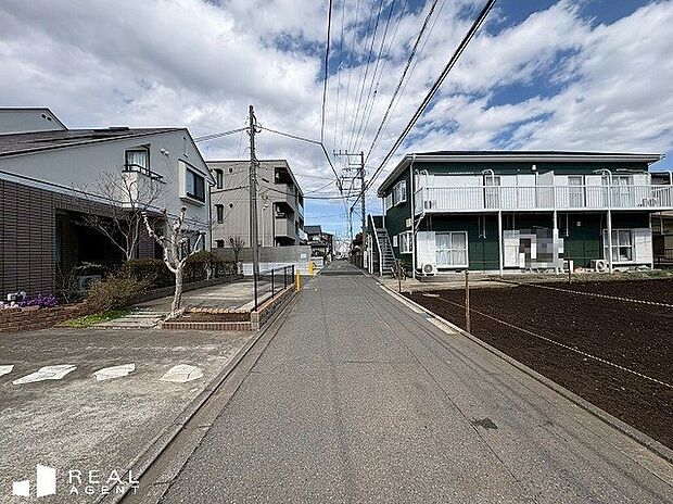 【現地前面道路】前面道路は車の往来がほとんどございません♪運転が苦手なママにも、元気で危なっかしいお子様にも安心・安全です♪