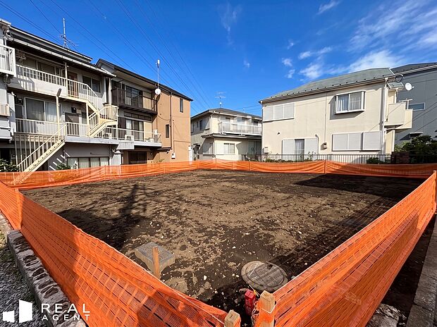 【現地外観】駅前には商店街やスーパーが充実!日常の買い物がしやすい立地。