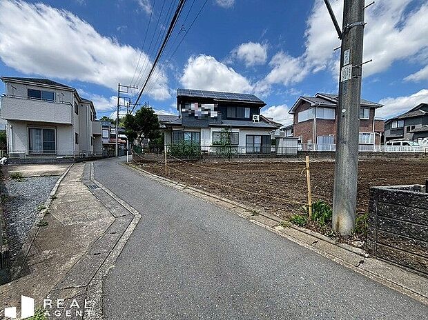 【現地前面道路】前面道路は車の往来がほとんどございません♪運転が苦手なママにも、元気で危なっかし
いお子様にも安心・安全です♪
