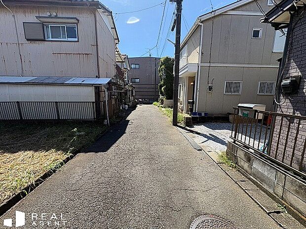 【現地前面道路】前面道路は車の往来がほとんどございません♪運転が苦手なママにも、元気で危なっかしいお子様にも安心・安全です♪