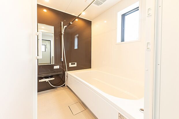 【浴室】浴室暖房・乾燥機が標準装備!!パイプ付きのため浴室内で洗濯物も乾かせますね!!浴室内の壁は全面マグネットが貼り付け可能です。水切りワイパーもシャンプー・トリートメントですら浮かせてきれいな状態を保てます。※5号地Binoは対象外