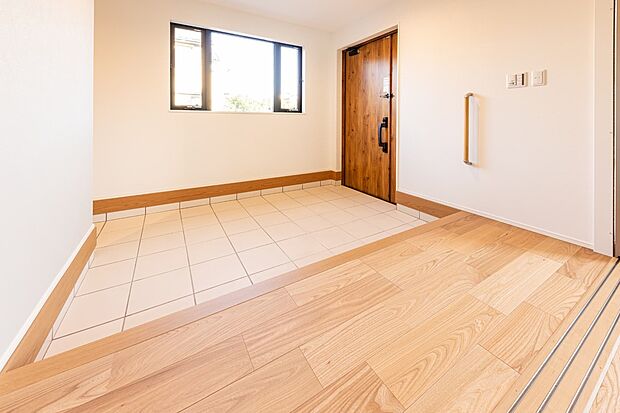 【【12号地】広々玄関スペース】この広さは現地でしか体感できません。
「玄関の広さ=家族のゆとり」
人の出入りが一番多い玄関は常にきれいで余裕のある空間にしておきたい場所ではありませんか?