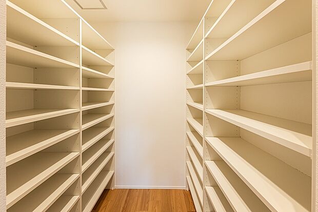 【【12号地】パントリー】キッチン横の大容量パントリー
コストコや激安スーパーでの食品大量買いにも対応できます!
この収納量でも足りない方は、いまだ現れず。
パントリーをご希望の方も、パントリーを埋め尽くす自信のある方もぜひ!