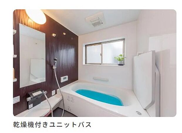 【乾燥機付ユニットバス】バリアフリー設計のバスルームは、親子入浴に最適な浴槽内ステップ付きで安心してご入浴いただけます。ドアはパッキンをなくし、床は乾燥が速いのでカビの発生を抑えます。