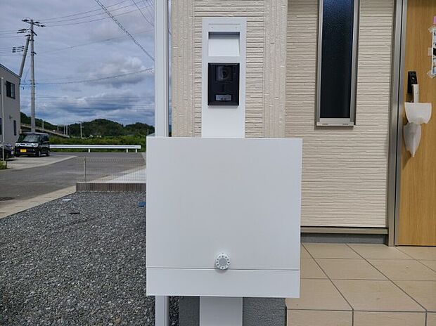 【郵便ポスト&TVモニター付きインターホン】5号棟写真 郵便ポストとTVモニター付きインターホンが標準で付いています。