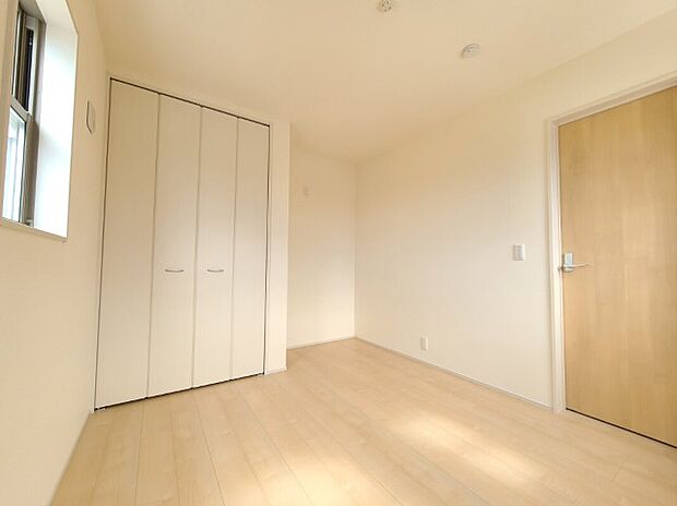 【子供部屋】5号棟写真 フローリングなので掃除もしやすく、自分好みにカスタマイズしやすいです。