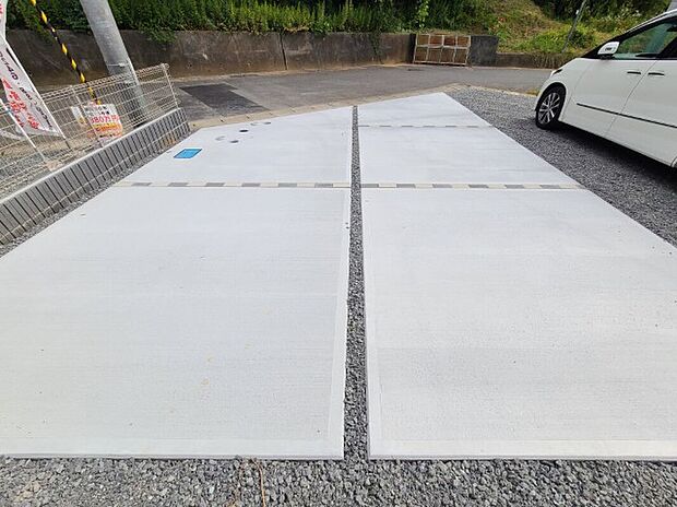 【2号棟駐車場】3台駐車可能(車種による)