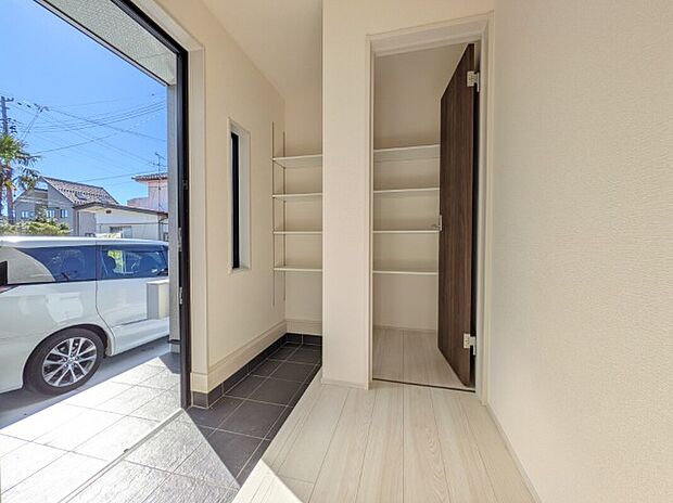 【玄関】玄関にはシューズインクローゼットが完備されているので、家族全員分の靴を収納するのはもちろんのこと、ゴルフバッグやベビーカーなども収納できます。