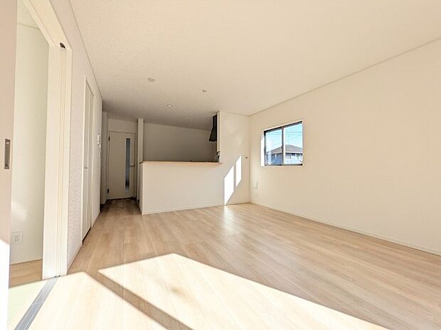 【LDK】2号棟写真 15帖のリビングで、その続き間に和室がありますので、ご家族みんなで家族団らんをするのにも十分な広さです。