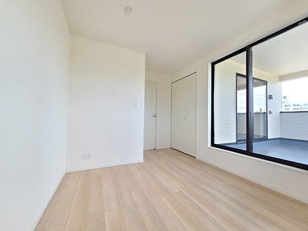 【寝室】同社施工写真 洋室は和室と比べて家具を置いたり敷物を敷いたりと、カスタマイズ性が高いので、自分の好みの部屋にしやすいです。