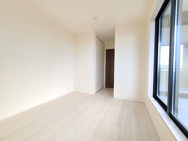 【洋室】同社施工写真 フローリングは木材を利用しているので、色々なテイストのインテリアと馴染みやすく、部屋のインテリアの自由度が広がり、好みのテイストに仕上げることができます。